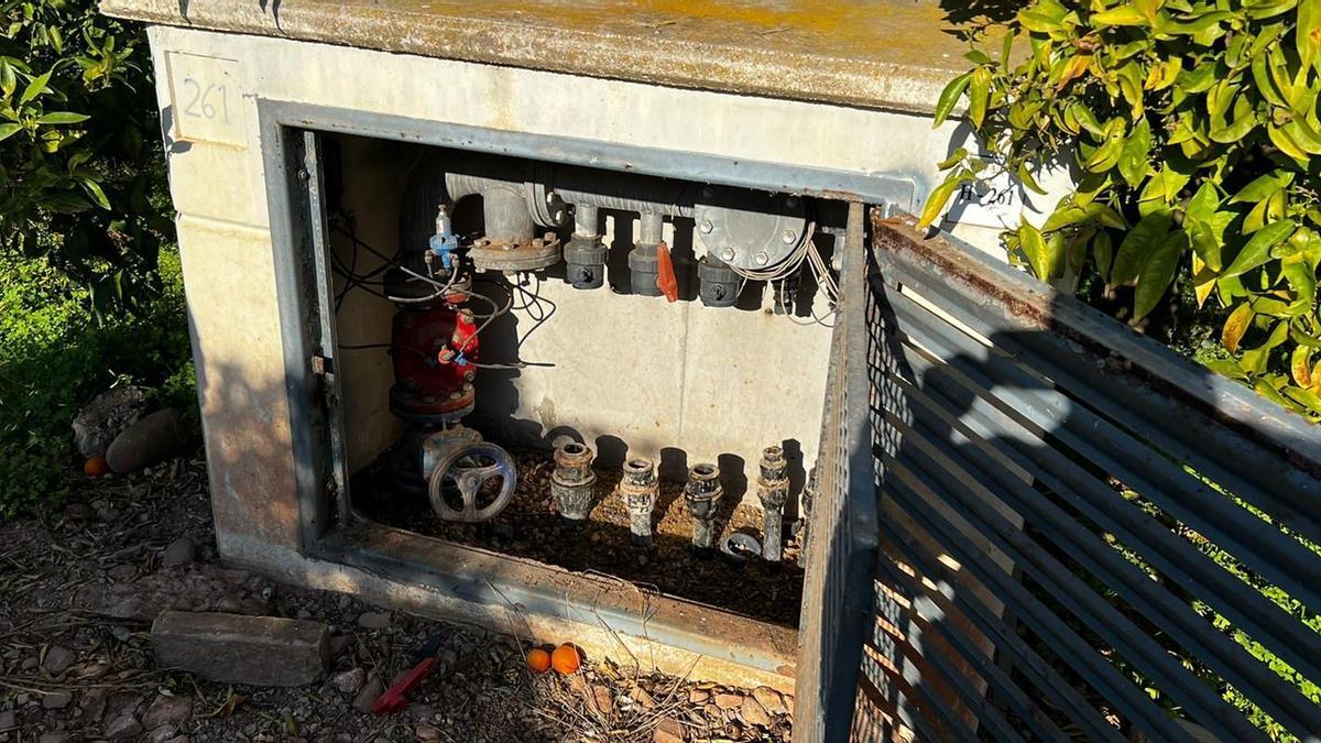 Imagen de uno de los hidrantes del que han robado los contadores del goteo en la partida vila-realense de Pinella.