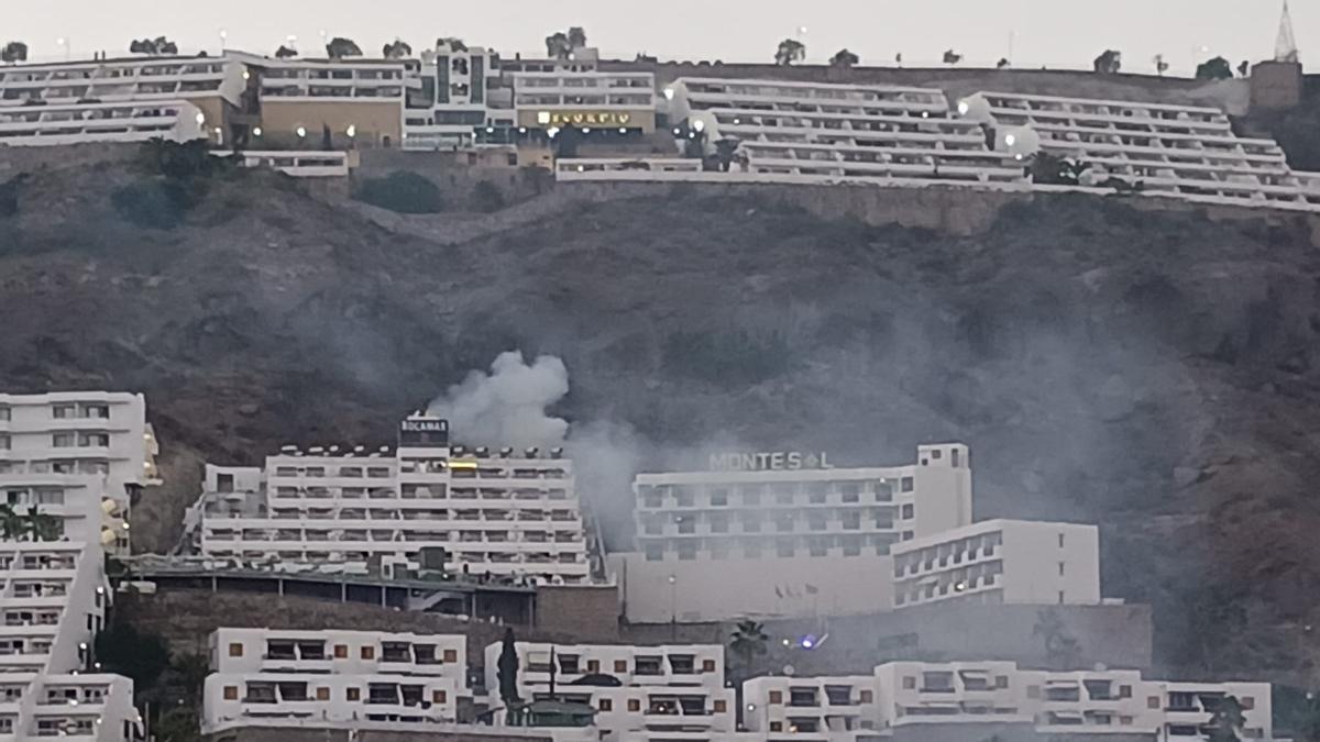 Incendio cerca de un complejo turístico en Puerto Rico, en el sur de Gran Canaria