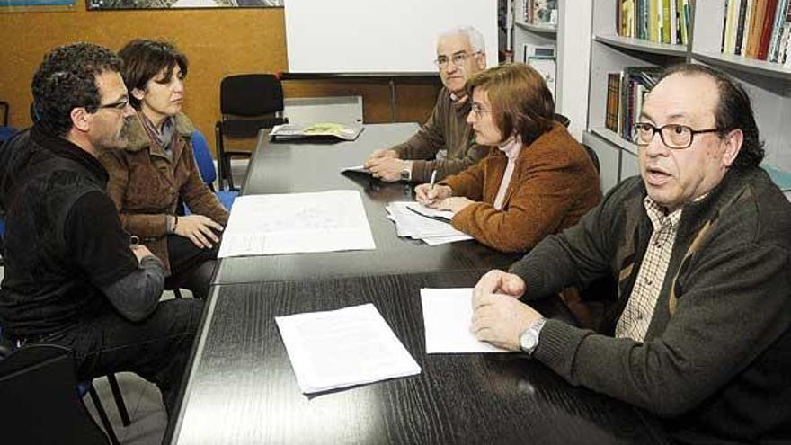 La concejala, a la derecha, atiende las propuestas vecinales.