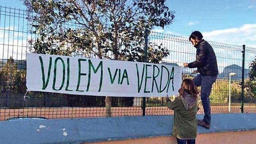 Activistas colocando una pancarta reivindicativa.