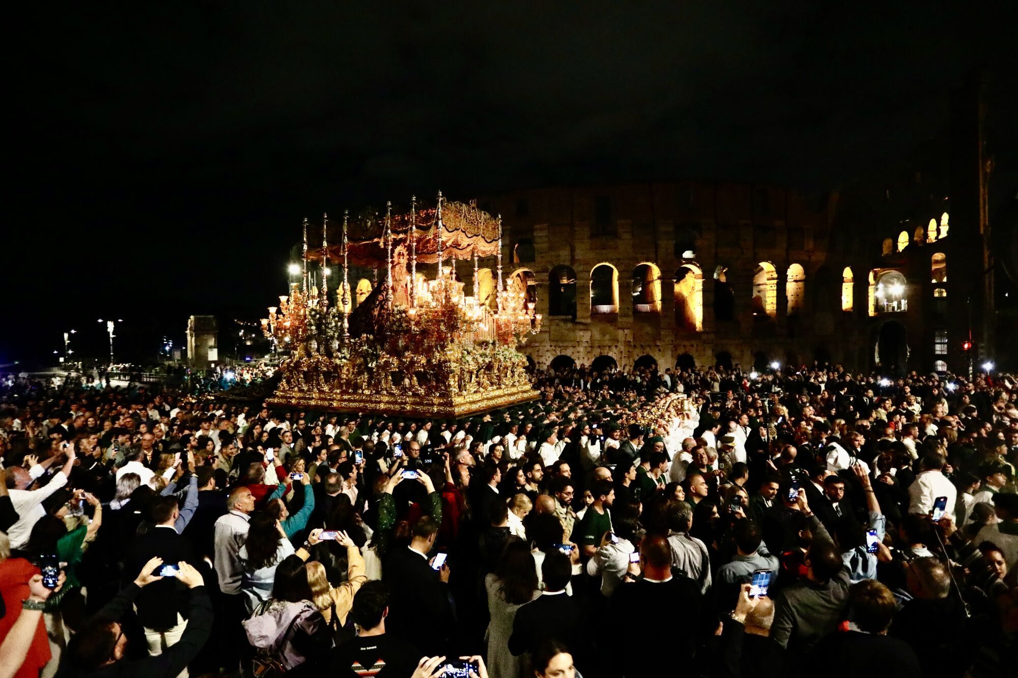 La Virgen de La Esperanza pasa junto al Coliseo por la noche durante la procesión del Jubileo 2025, en Roma