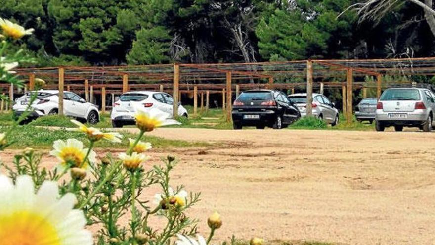 Der aktuelle Parkplatz direkt hinter der Cala Agulla auf Mallorca wird bald Geschichte sein