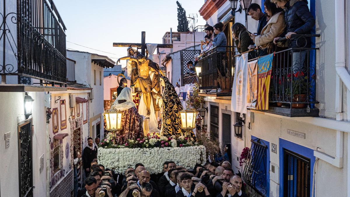 Gran expectación en el casco antiguo de Alicante en la procesión de Santa Cruz