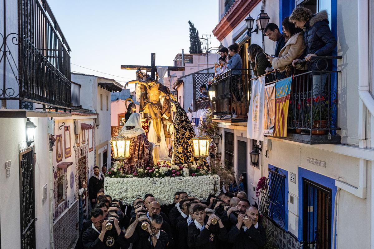 Gran expectación en el casco antiguo de Alicante en la procesión de Santa Cruz