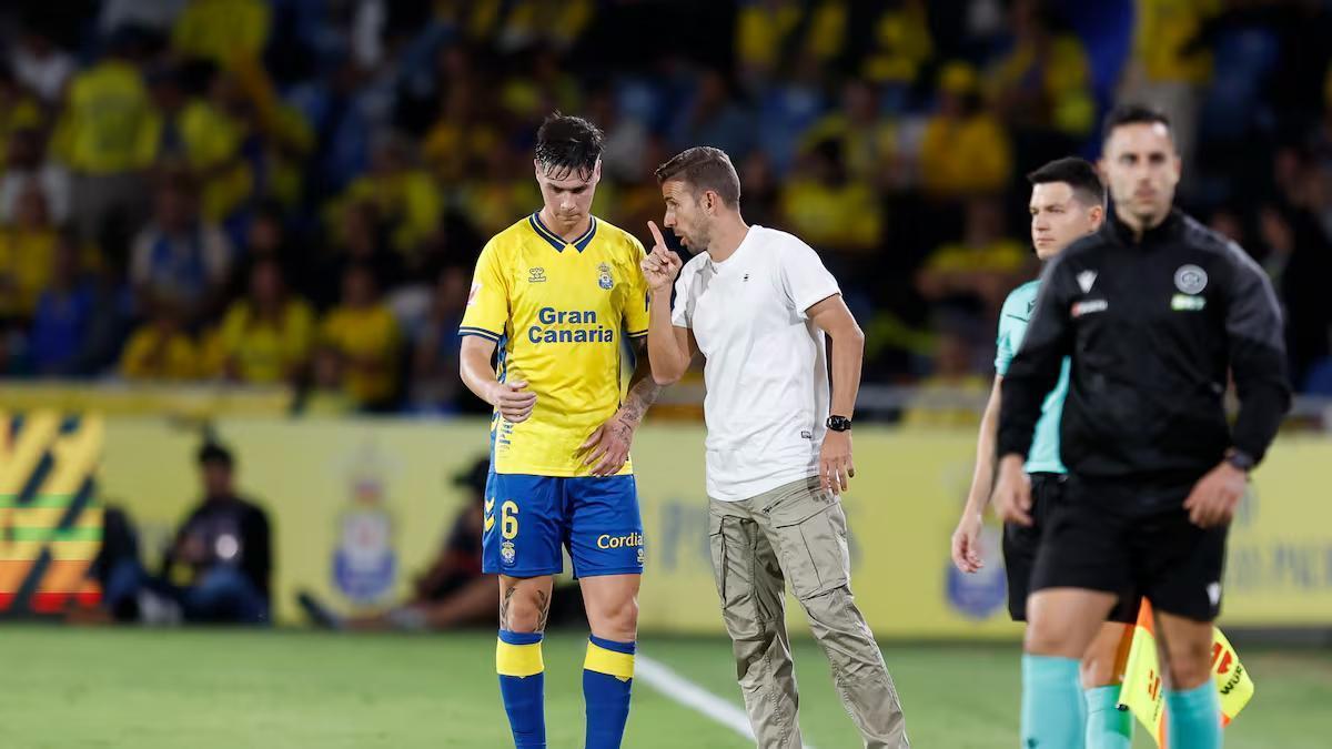 Sergio Barcia recibe instrucciones de su técnico Luis García.