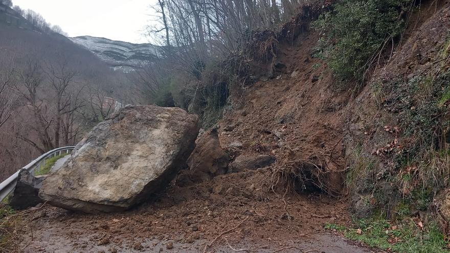 Susto en Laviana: una roca de grandes dimensiones cae en plena noche y corta la carretera de  Les Quintanes