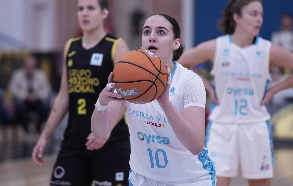 Iyana Martín se dispone a lanzar un tiro libre en un partido con el Perfumerías Avenida.