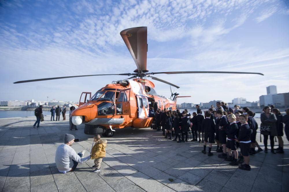 La conmemoración este año del 25 aniversario de la creación de la Sociedad de Salvamento Marítimo lleva a celebrar en A Coruña una jornada de puertas abiertas de tres de sus medios de rescate.