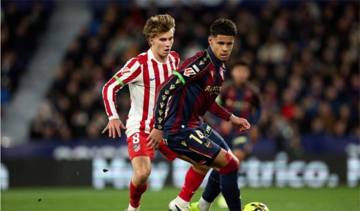 Ugo Raghouber conduciendo el balón ante el Atlético de Madrid en el Ciutat