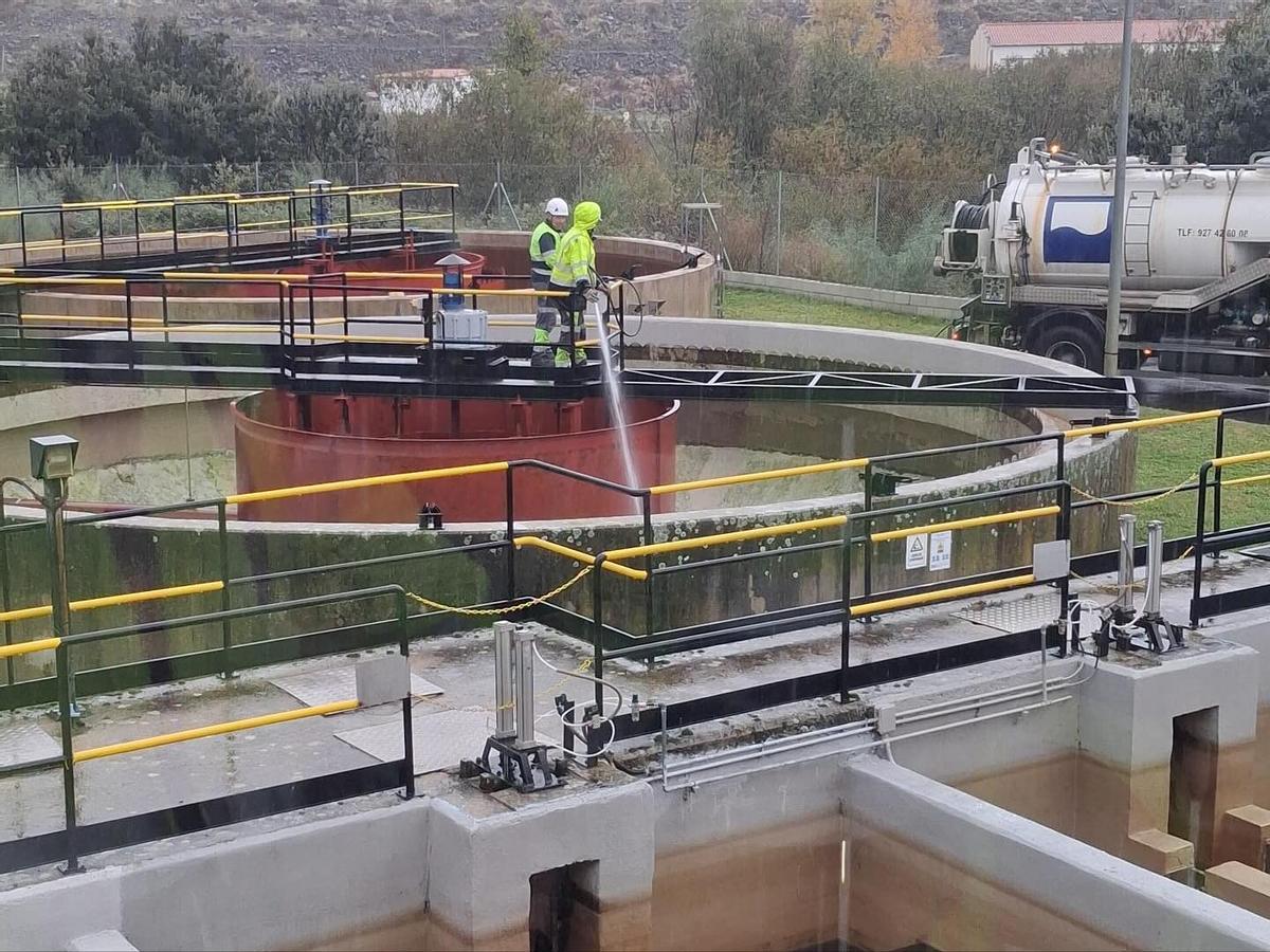 Trabajadores de la UTE del agua, en la depuradora, durante la alerta sanitaria de Plasencia.