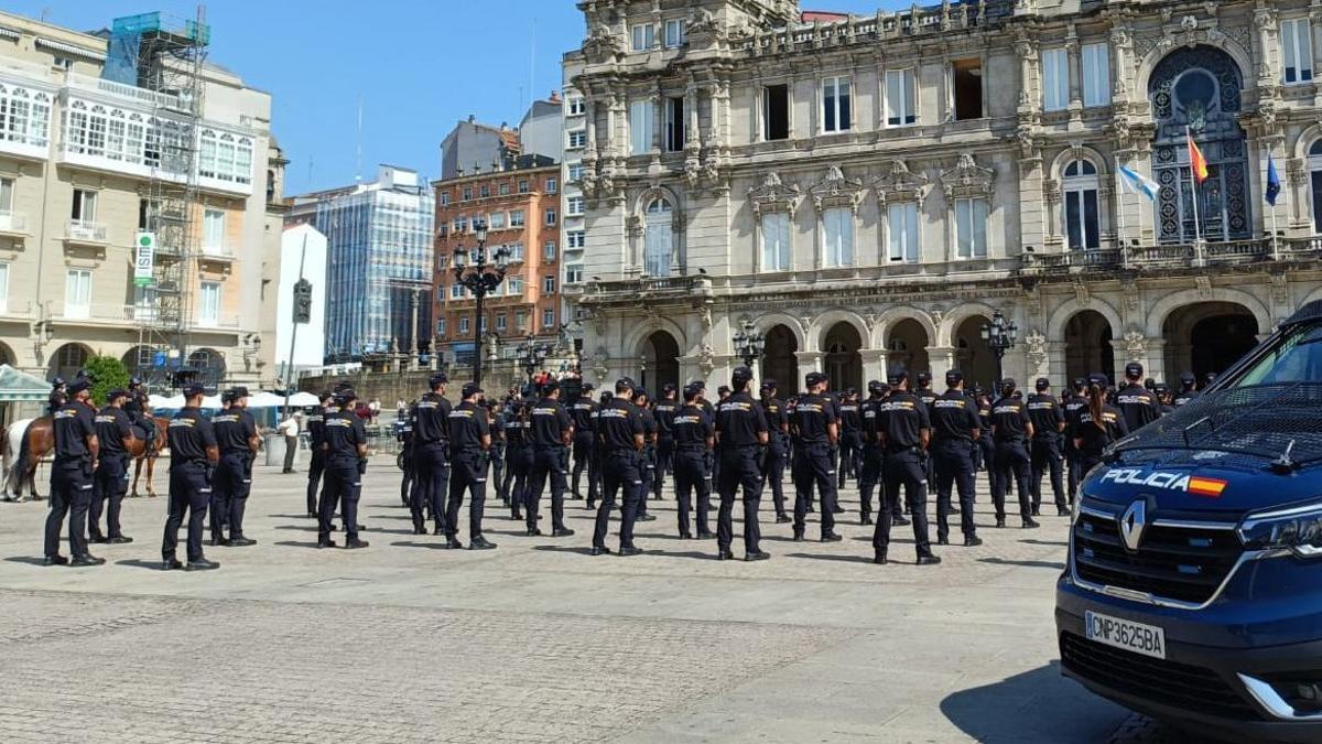 Los agentes, en su presentación.