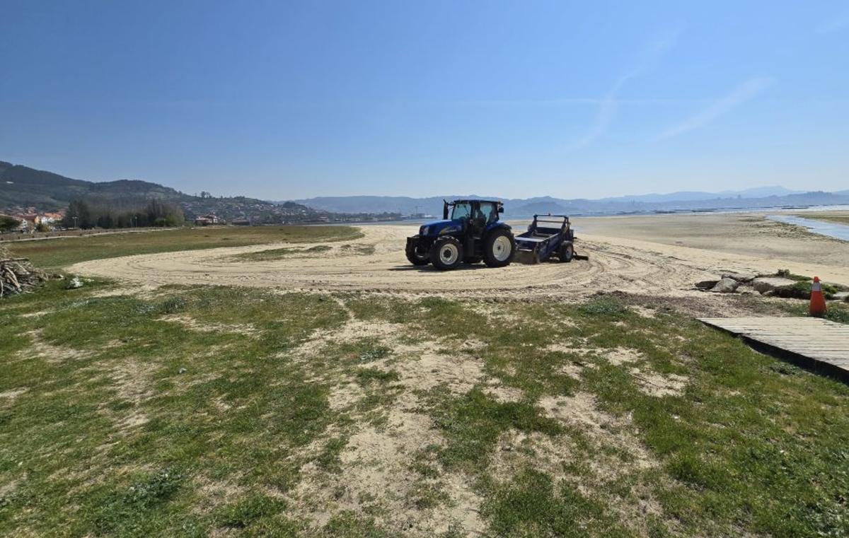 Maquinaria de limpieza en la playa moañesa de A Xunqueira. | FDV