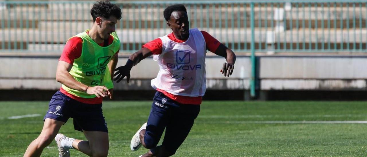 Diarra disputa un balón a Marco Camus durante el entrenamiento del Córdoba CF, este miércoles, en la Ciudad Deportiva.