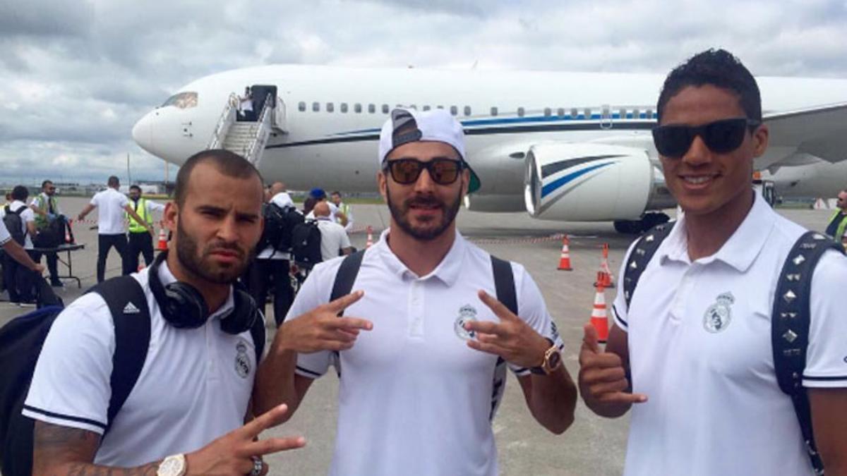 Benzema, junto a sus compañeros