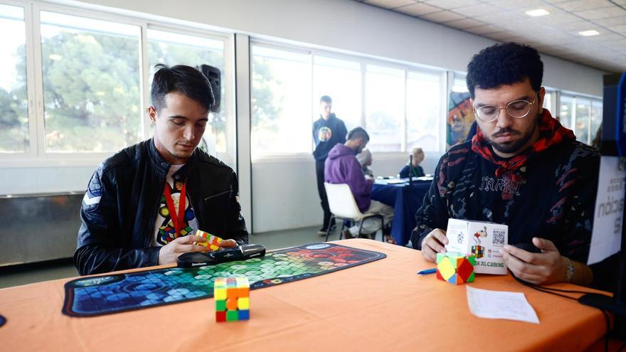 Zaragoza busca a su maestro en la competición de resolver cubos de Rubik