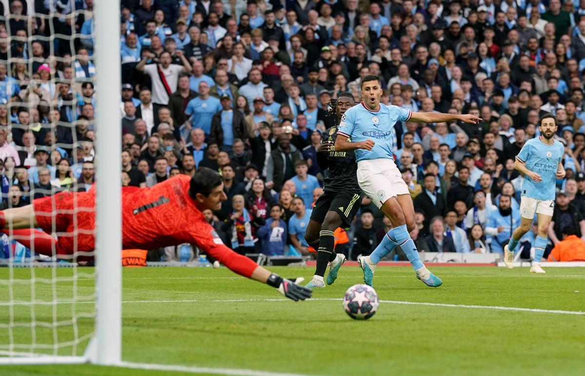 El disparo de Rodri en la primera mitad se marcha fuera de la portería de Courtois durante el City-Madrid de la Champions.