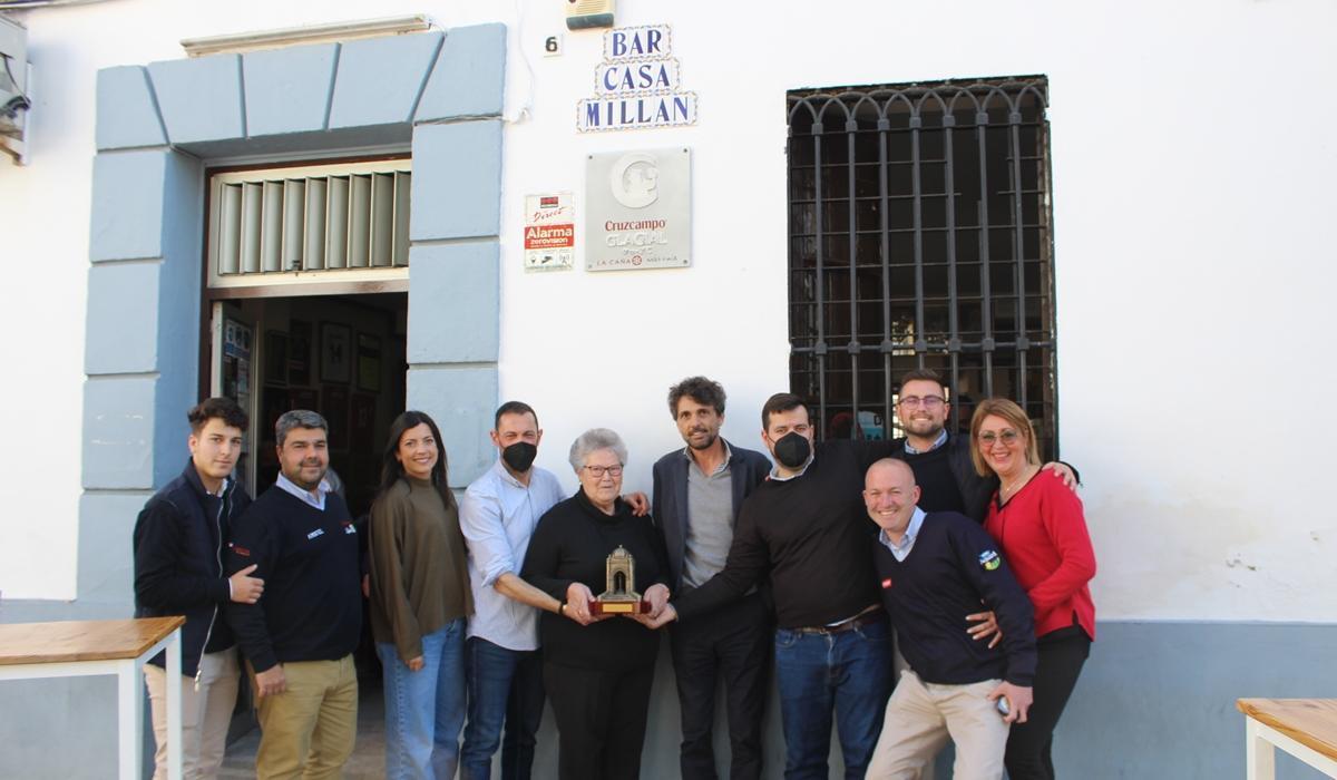 Antonio, Alfonso y Mari, con comerciales de Cruzcampo