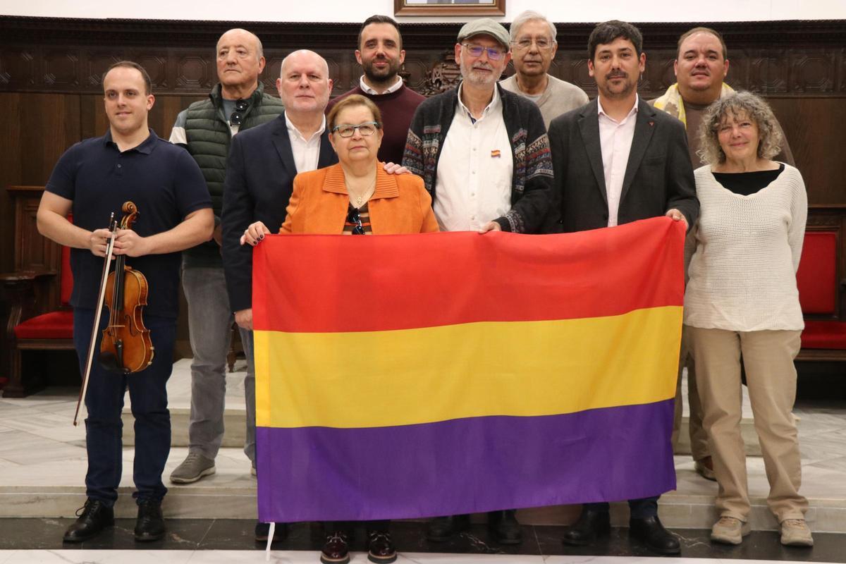 Los familiares de las víctmas durante el homenaje.