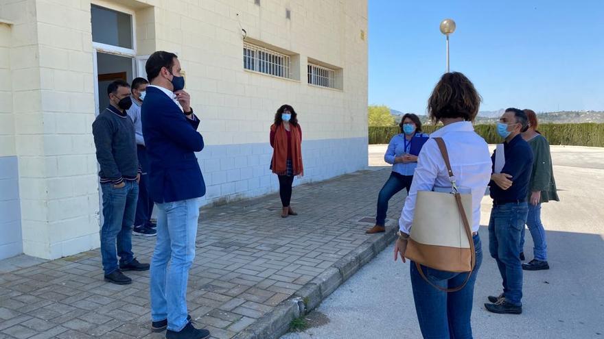 El alcalde, Arturo Poquet junto a los técnicos de Salut Pública, en el pabellón de Benissa