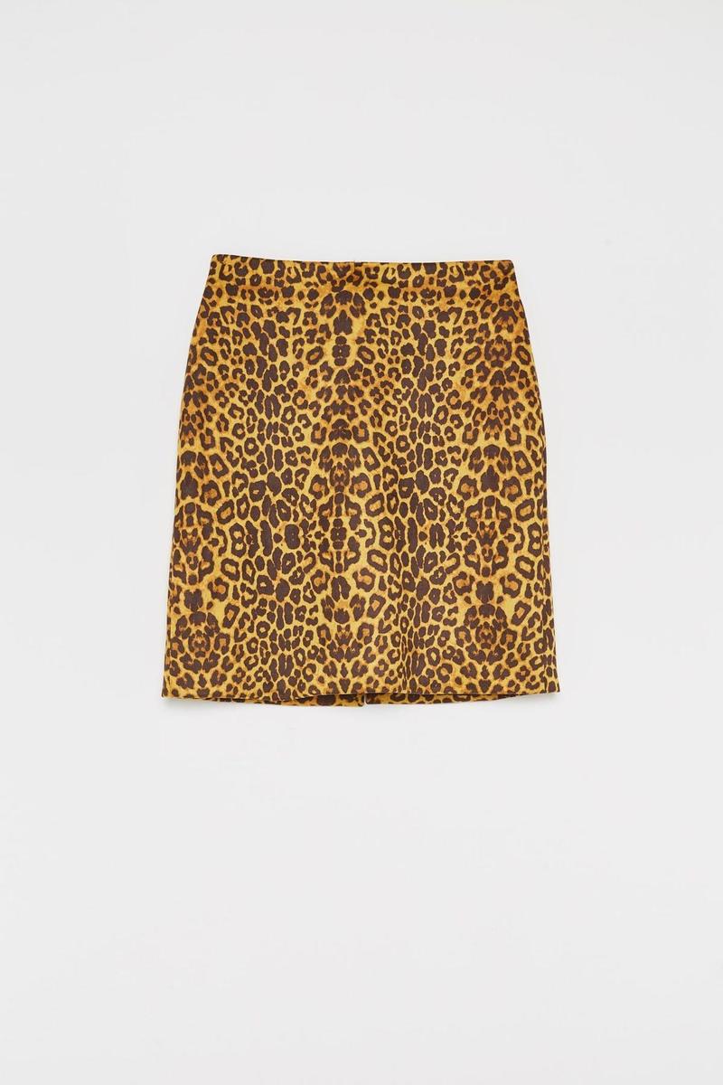 Falda mini de leopardo, de Sfera (12,95 euros)