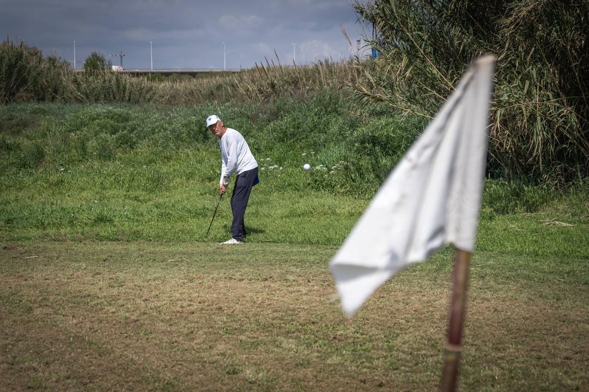 El Prat del Llobregat 10/04/2025 Barcelona . Reportaje sobre un grupo de jubilados que se dedica a cuidar la orilla del Llobregat a la altura del Prat para jugar a golf rústico desde hace más de 30 años. AUTOR: JORDI OTIX