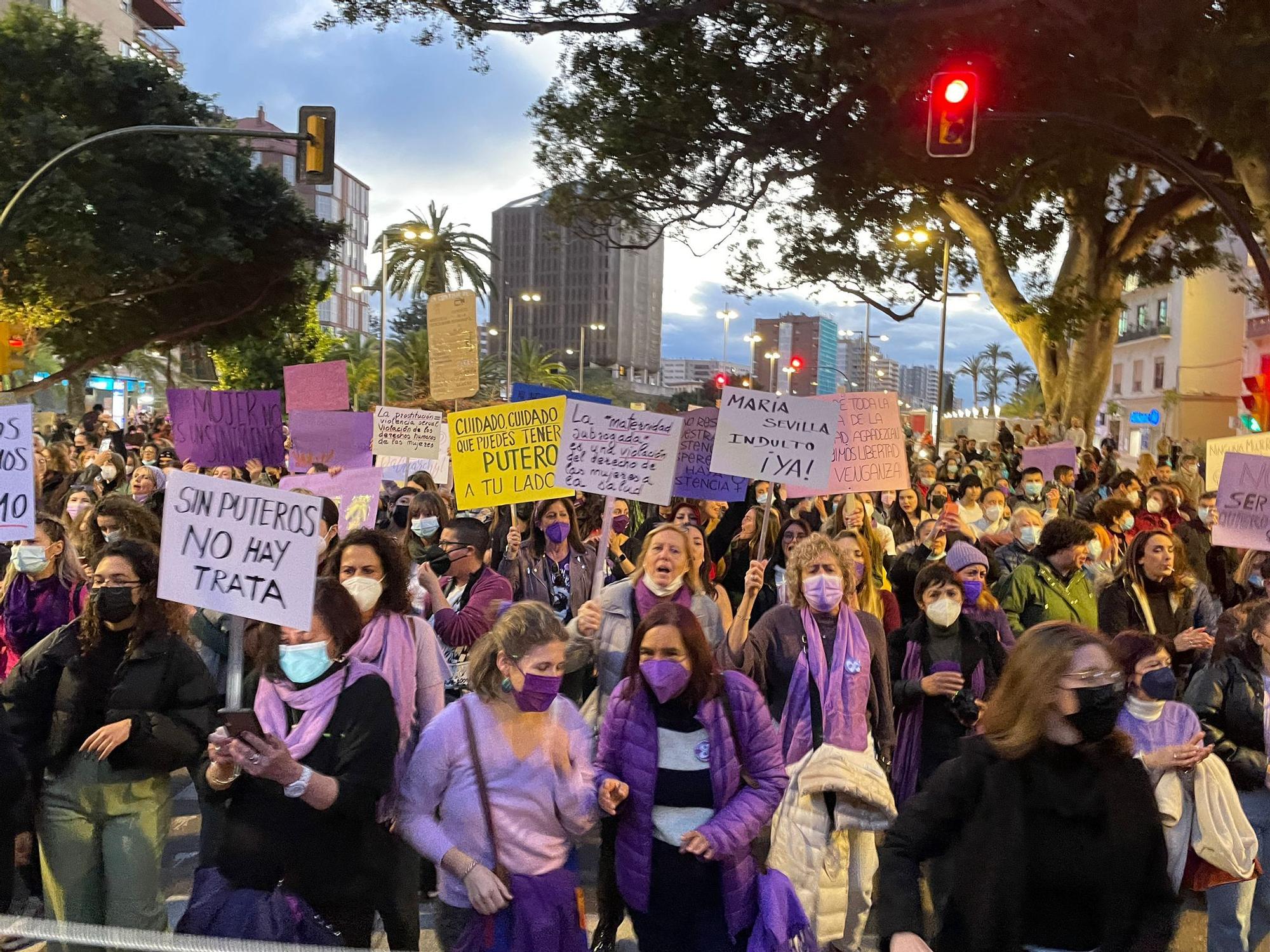 Las imágenes de la marcha multitudinaria por el Día Internacional de la Mujer en Málaga.