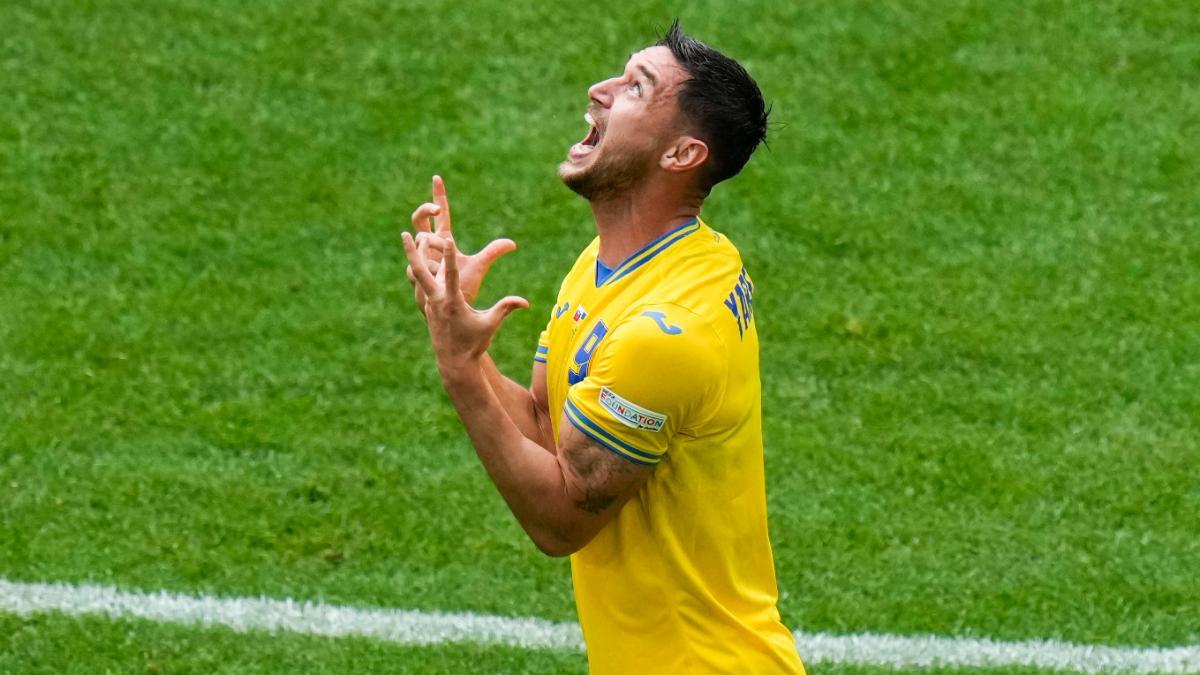 Yaremchuk celebrando el tanto ante Eslovaquia