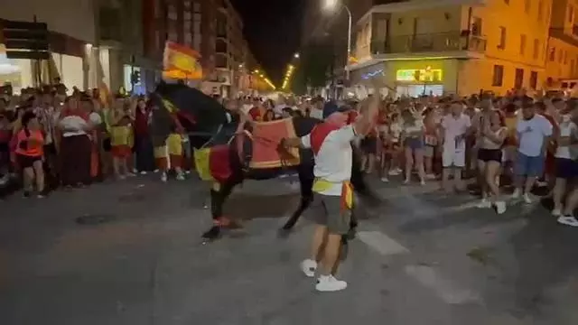 Un caballo se suma a la celebración de los aficionados por el triunfo de España en el mundial