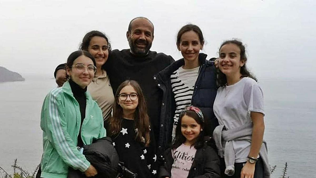 Mohamad Hassan y Patricia Alamancos, con sus hijas Salma, Noor, Marua, Amira y Zahara.