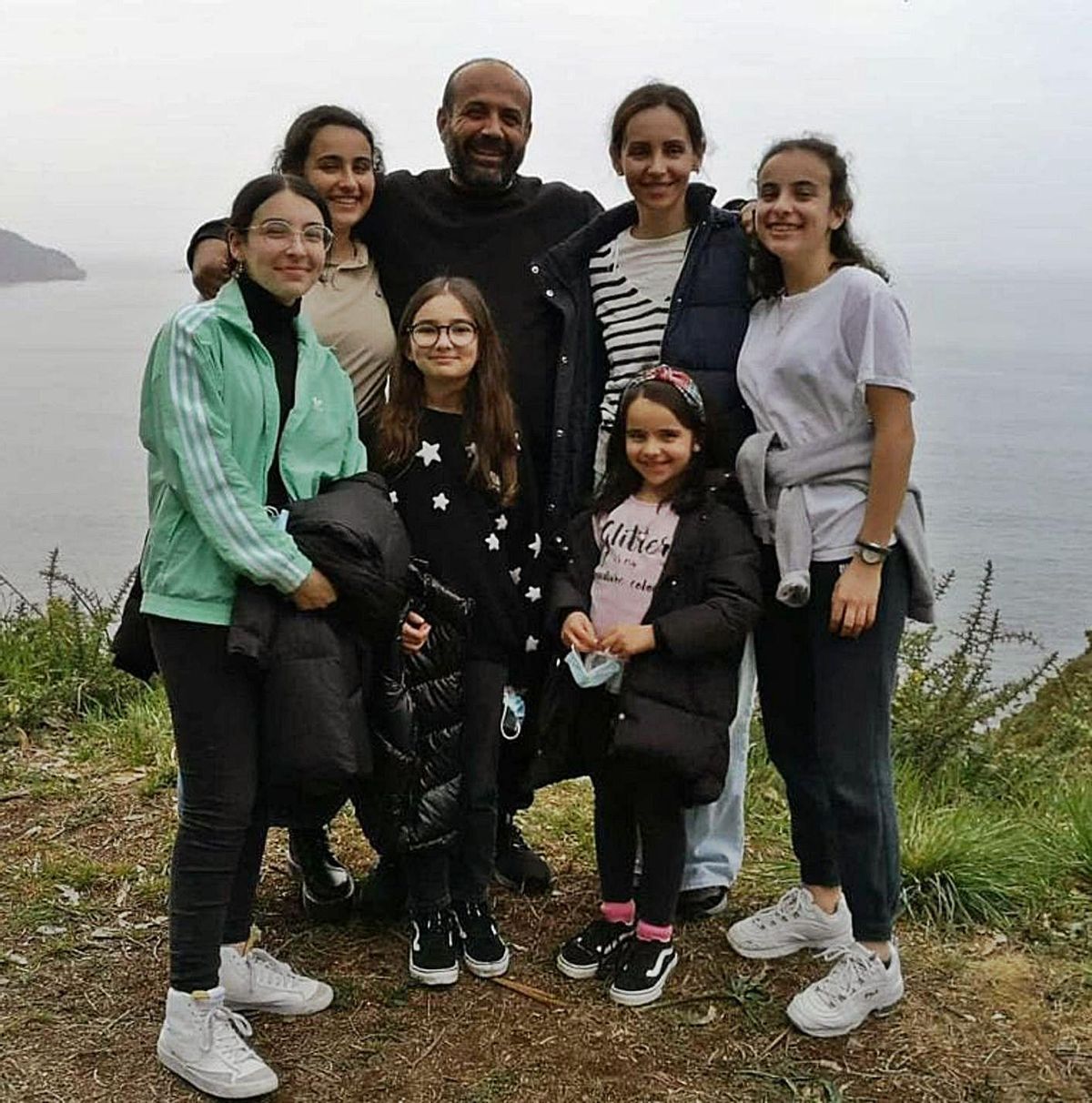 Mohamad Hassan y Patricia Alamancos, con sus hijas Salma, Noor, Marua, Amira y Zahara.