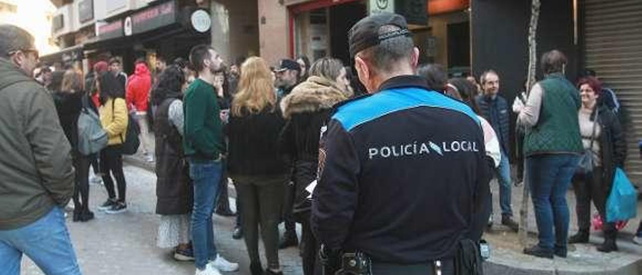 La Policía Local cortó la calle ante la llegada de jóvenes. // Iñaki Osorio