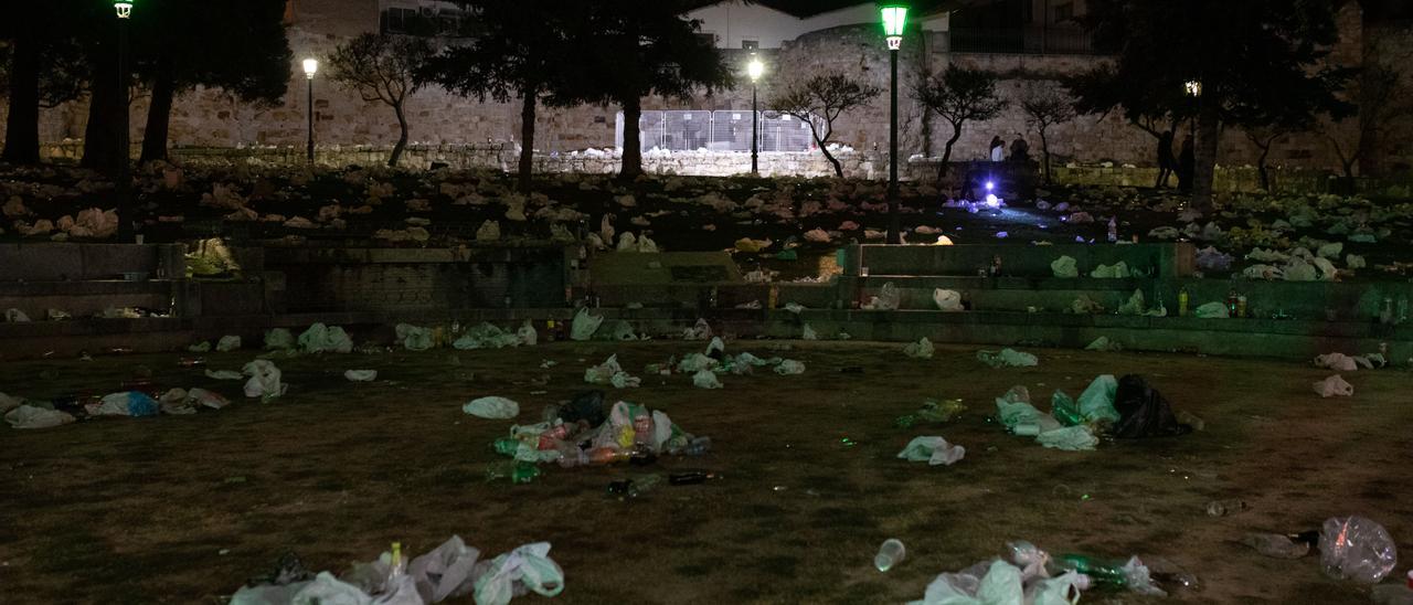 SEMANA SANTA. RESTOS DE BASURA TRAS EL BOTELLON EN SAN MARTIN.