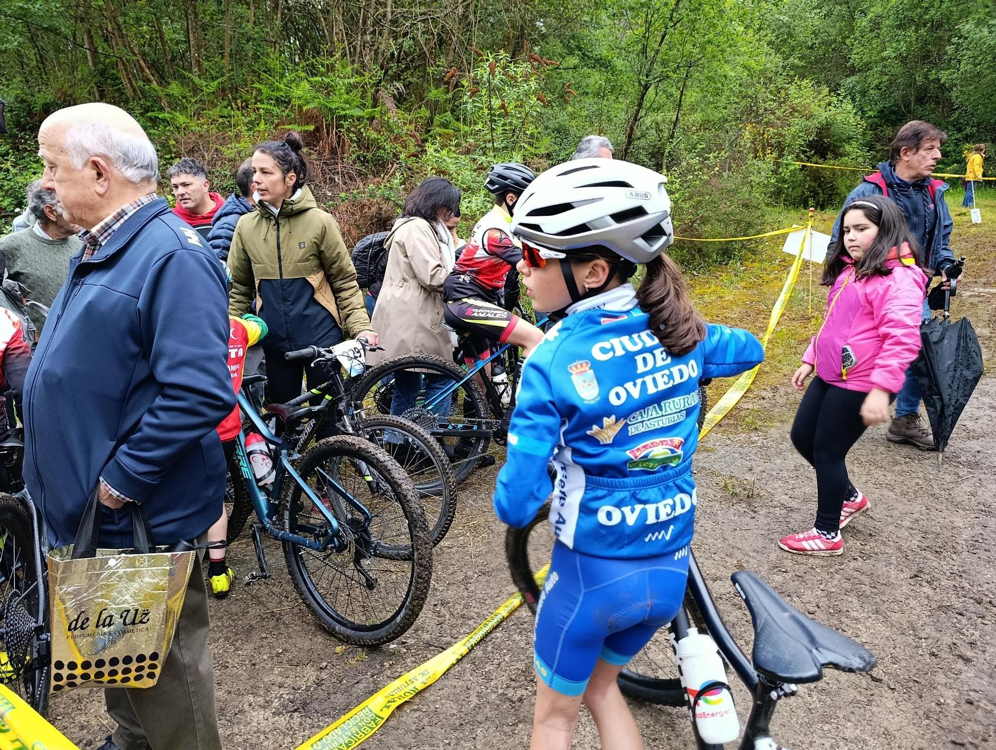 Las jóvenes promesas del ciclismo pedalean en Santa Marina, Siero