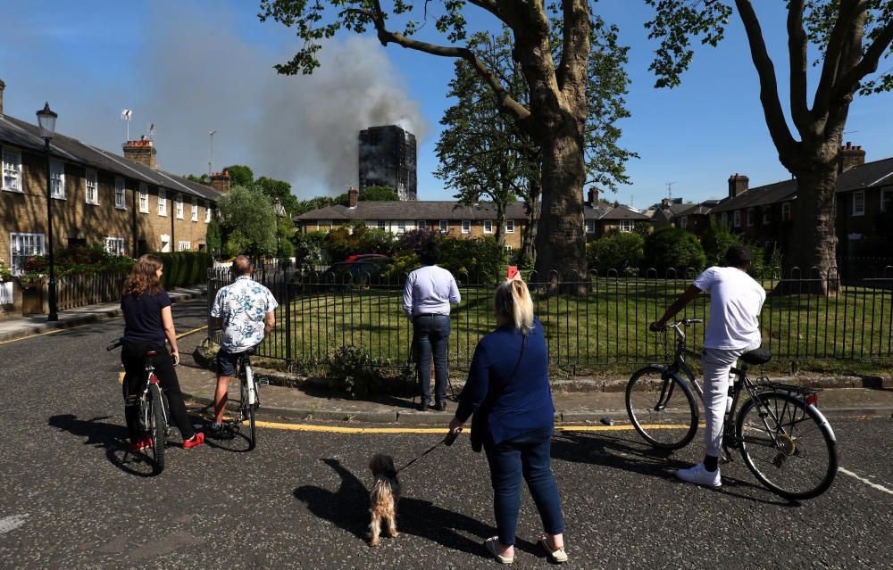 Londres, commoguda per l''indendi d''un bloc de 27 pisos amb almenys 12 morts