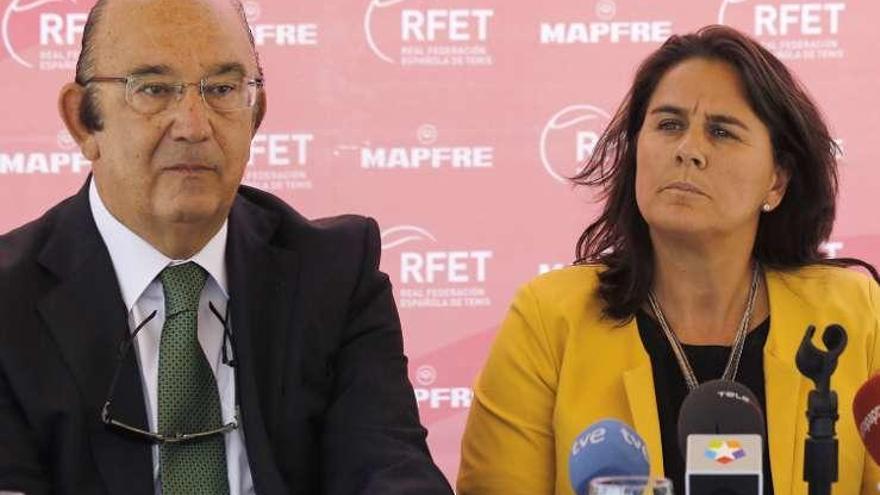 Conchita Martínez con el presidente de la RFET Miguel Díaz.