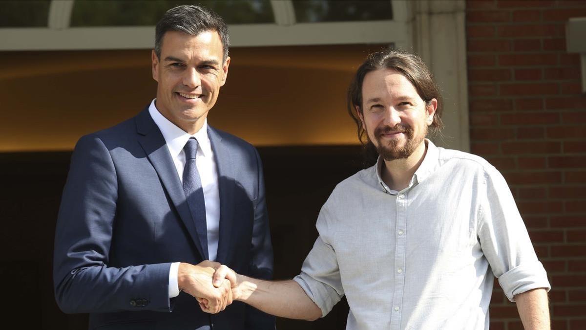 El presidente del Gobierno, Pedro Sanchez, y el secretario general de Podemos, Pablo Iglesias, en el Palacio de la Moncloa, el pasado septiembre.