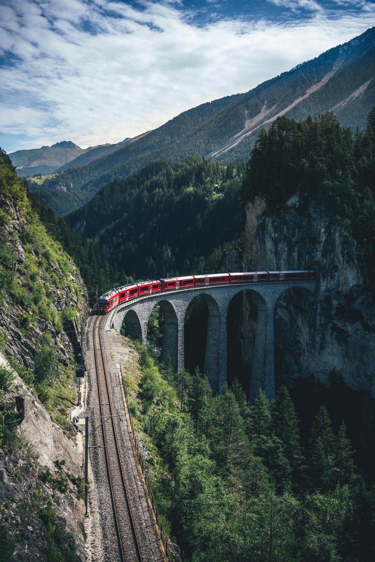 El tren atraviesa algunos de los viaductos más impresionantes de los Alpes