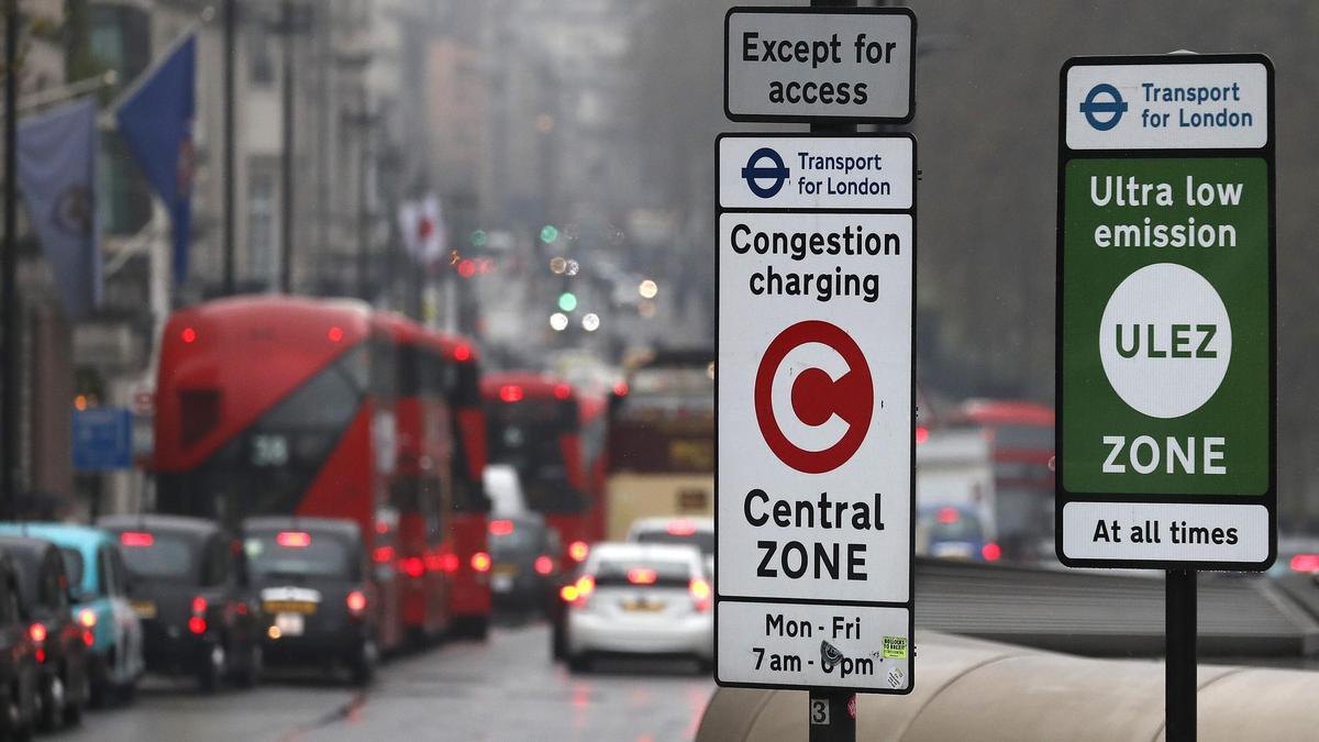 Carteles de la 'congestion charge' de Londres, en una imagen de abril de 2019