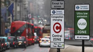 Carteles de la congestion charge de Londres, en una imagen de abril de 2019