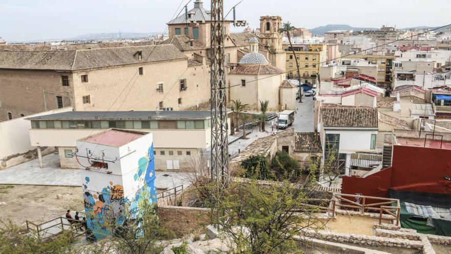 Centro de transformación situado detrás de la Casa Museo, pintado para reducir su impacto visual, y línea eléctrica que atraviesa el casco histórico de Orihuela.