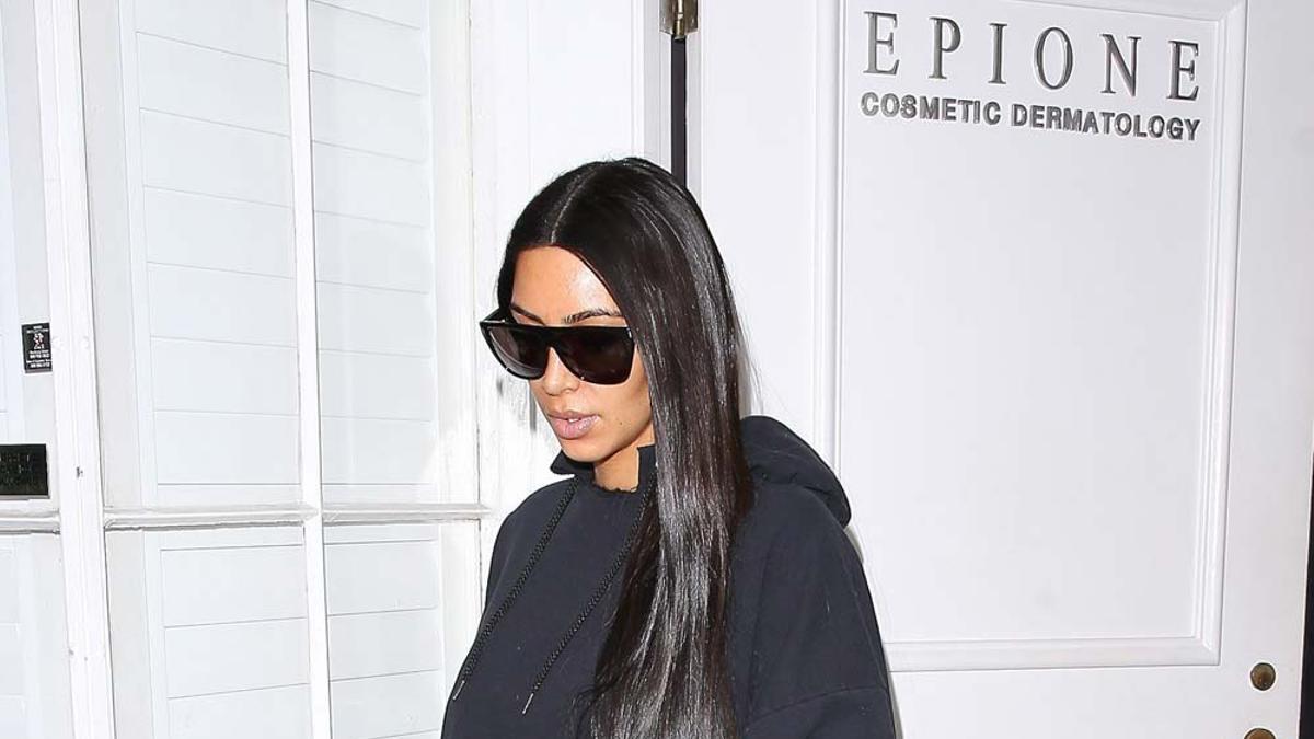 Kim Kardashian en chándal y gafas de sol