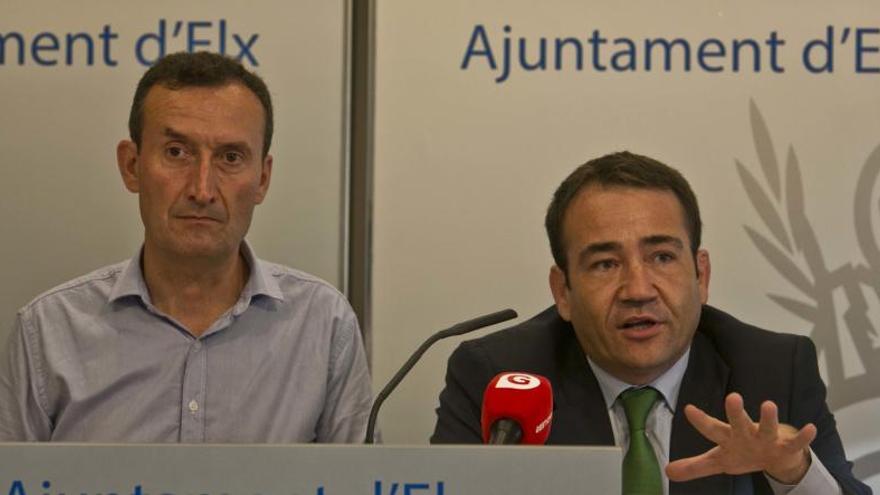 Carlos González y Manuel Illueca, esta tarde, en el Ayuntamiento de Elche