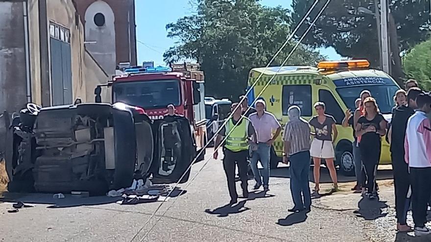 Dos atrapados en un accidente de tráfico en Fuentesaúco