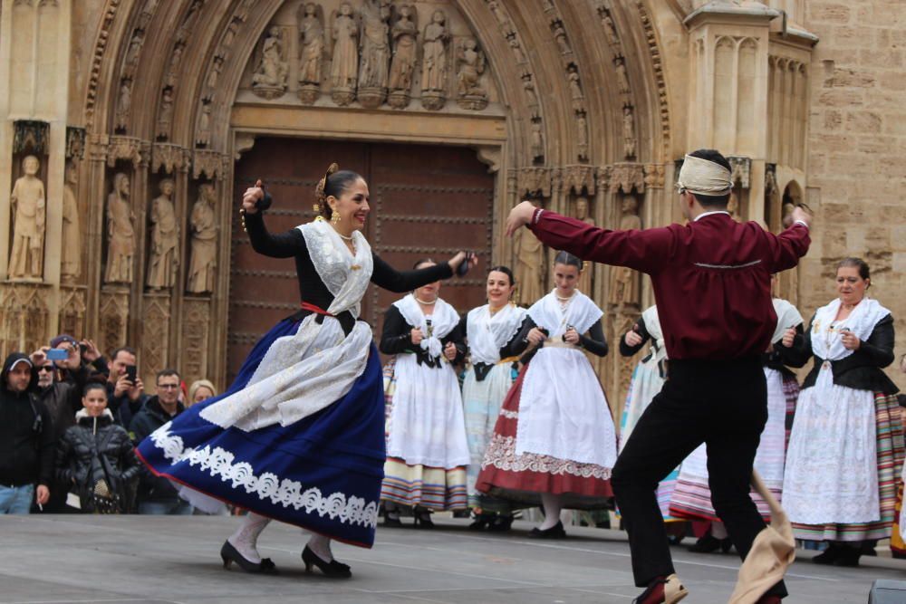 En el estreno, y en la primera actuación, nos encontramos con una protagonista de la fiesta: Begoña Amorós, de la corte de 2013, consumada bailarina.