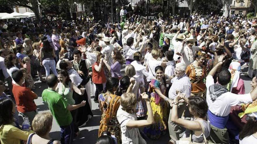 El paseo de San Francisco de Badajoz se pone en danza