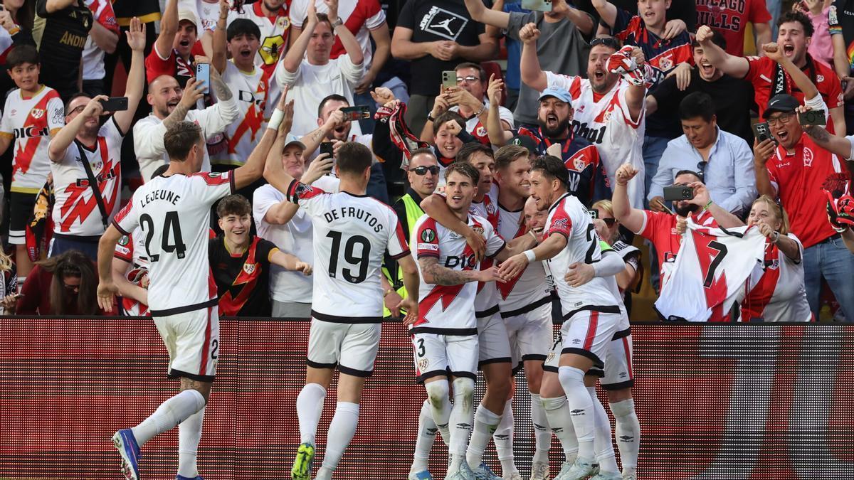 Resumen, goles y highlights del Rayo Vallecano 3 - 0 AEK Athens de la ida de cuartos de final de la Conference League