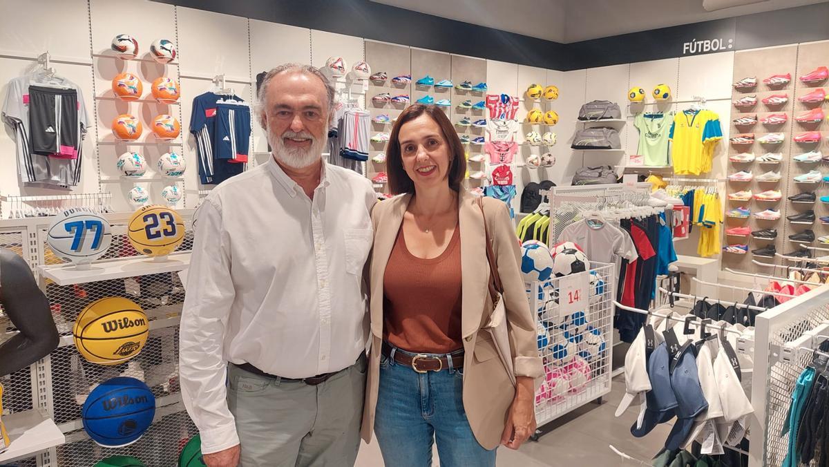 Cayetano y Yaiza Rendón, en una de las tiendas de Bazar Sport, pertenecientes al grupo Base
