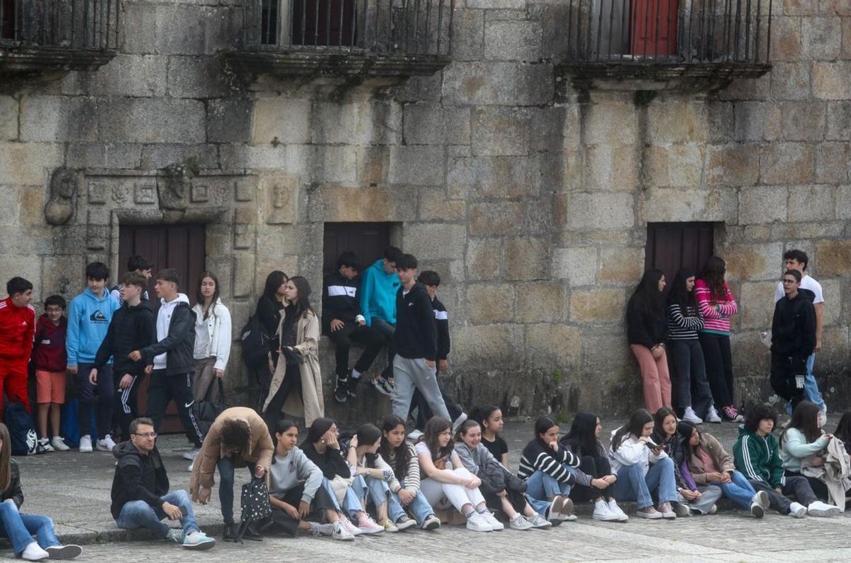 Los estudiantes, minutos antes de su actuación en la plaza de Fefiñáns. |   // IÑAKI ABELLA