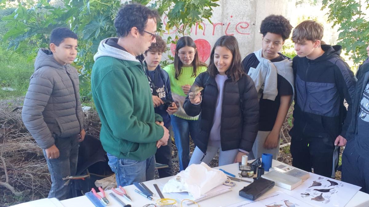 Estudiantes del IES Josep de Ribera, en la jornada ornitológica.
