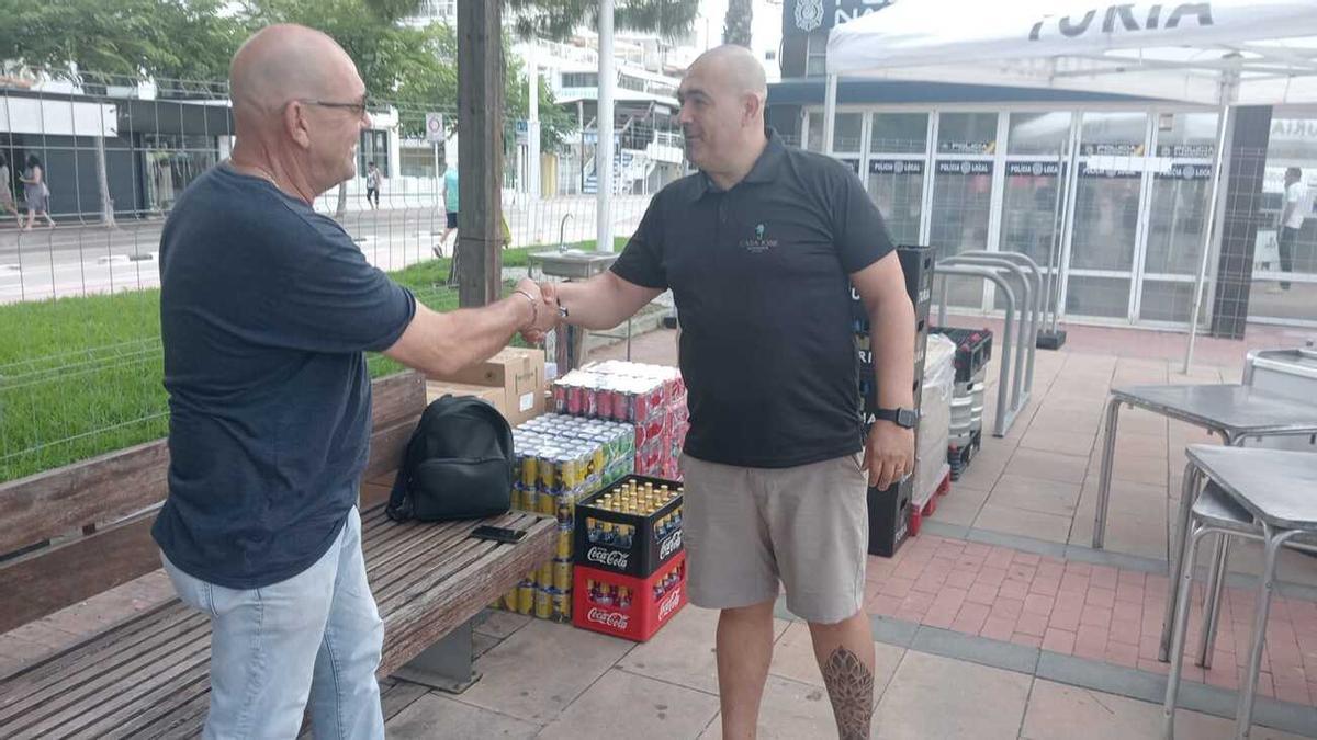 Amadeo Faus recibe la felicitación de un colega por ganar el concurso de Oliva